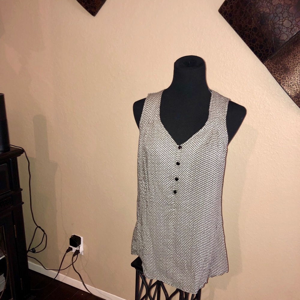 Black & white sleeveless top